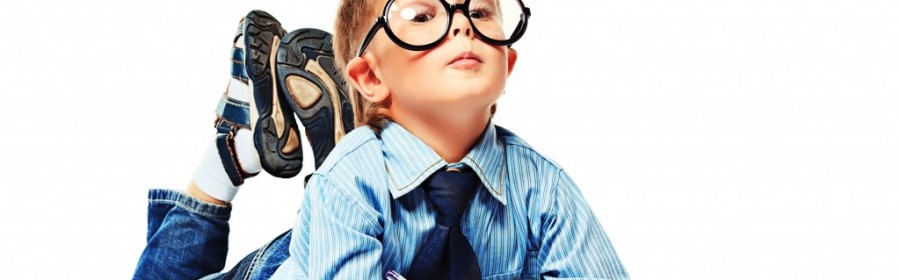Dreng med slips og briller laver lektier