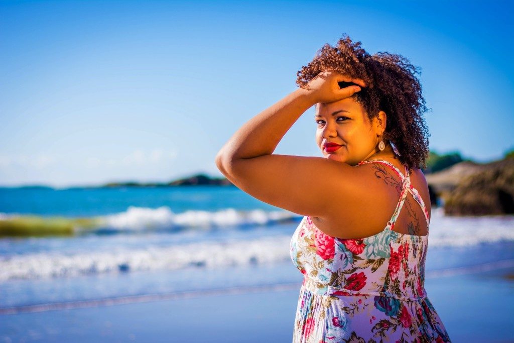 Plus sizew model poserer foran havet